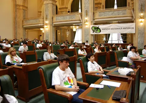 La Senat, parlamentarii au fost înlocuiţi de tinerii care luptă împotriva drogurilor