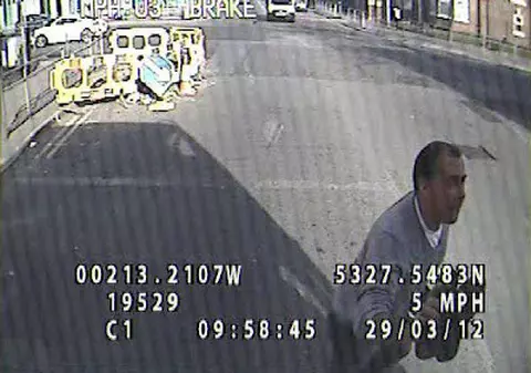 NICI MOARTEA NU A SALVAT-O! Vezi ce a păţit o femeie după ce a fost lovită de maşină! | VIDEO