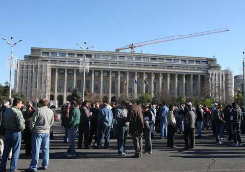 Angajările rămân înghețate în sectorul public