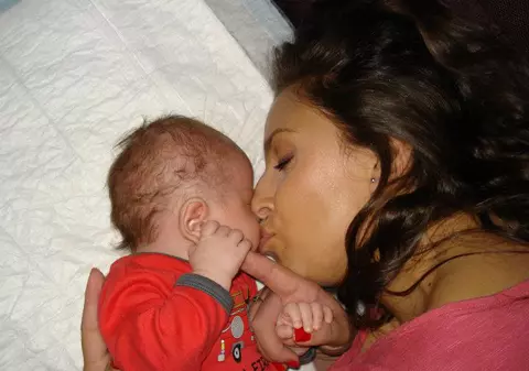 ÎNDUIOŞĂTOR! Primele fotografii cu Adina Halas şi băieţelul ei. VIDEO