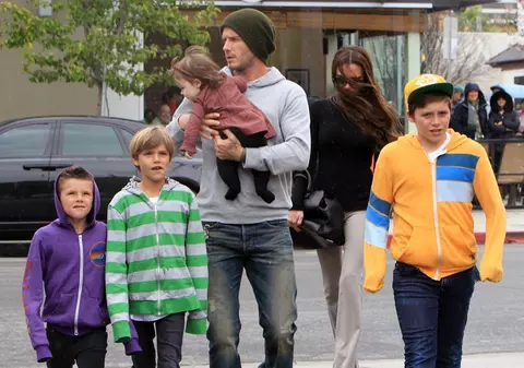 Îi moştenesc talentul mamei? Cei trei băieţi ai familiei Beckham nu pot adormi până se dau în spectacol!
