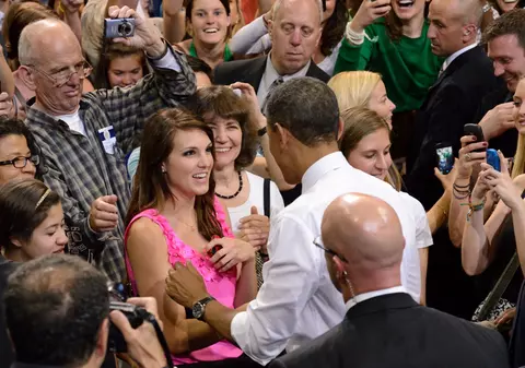 "Atentat" la viaţa lui  Obama! Preşedintele şi un agent Secret Service, stropiţi cu iaurt