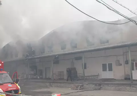 Incendiu la Siraj, în Iași | Pompierii se luptă, de azi-noapte, cu flăcările 