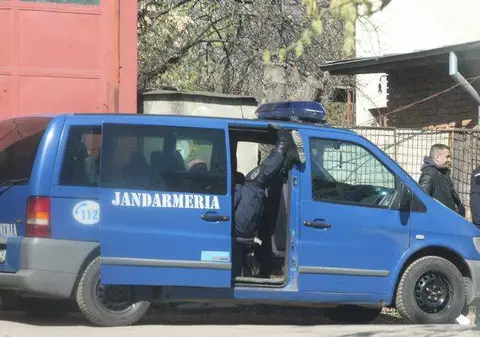 Jandarmul care se relaxa în dubă, ”la raport” în faţa şefilor!