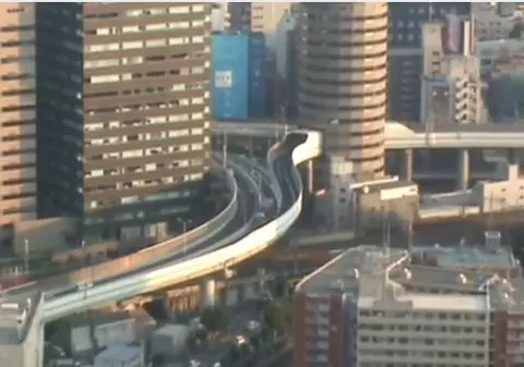 Uite ce autostradă suspendată au japonezii! Trece printr-un bloc! VIDEO