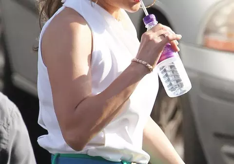 Jennifer Lopez face minuni cu paiul. Uite-o ce senzual bea apă! | FOTO