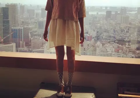 Jessica Alba s-a îmbrăcat cu o ținută inspirată de moda japonezelor! Îți place cum îi stă?