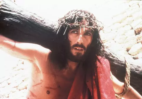 Ţi-l mai aminteşti pe Robert Powell, omul care l-a întruchipat magistral pe Iisus? Vezi cum arată astăzi! | VIDEO