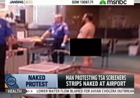 A vrut să le-o ia înainte controlorilor de pe aeroport și s-a dezbrăcat ... complet, de bunăvoie! VIDEO