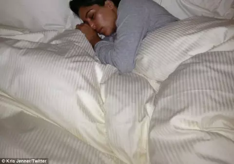 Kim Kardashian fotografiată în pat. Mama ei a pus poza pe internet