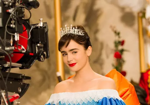 Umilit sau flatat?  Phil Collins, prezentat ca tată al actriţei Lilly