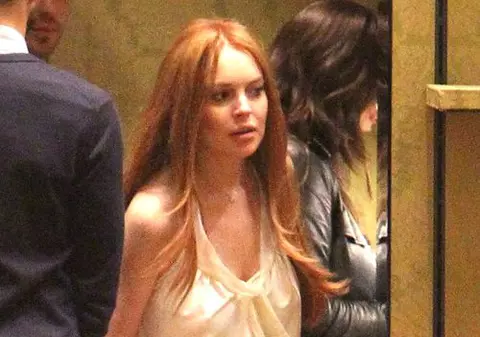 Lindsay Lohan a ajuns în sapă de lemn! Își vinde hainele pentru a face rost de bani