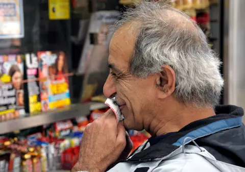 Un român a vrut să câștige premiul-record al Loteriei din SUA. Presa străină l-a găsit la o coadă imensă, în fața unui ghișeu