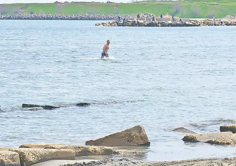 Un constănţean curajos face baie în mare deja