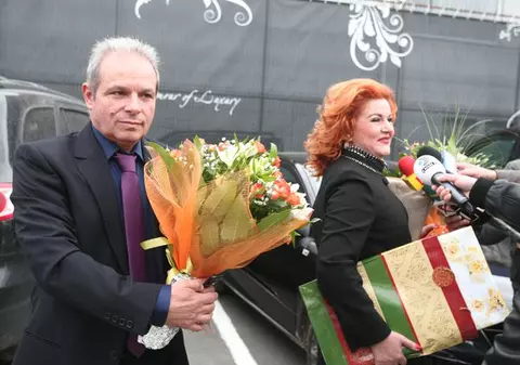 Maria Cârneci la braţul soţului ei, cu flori şi cadouri la cununia lui Pepe | FOTO