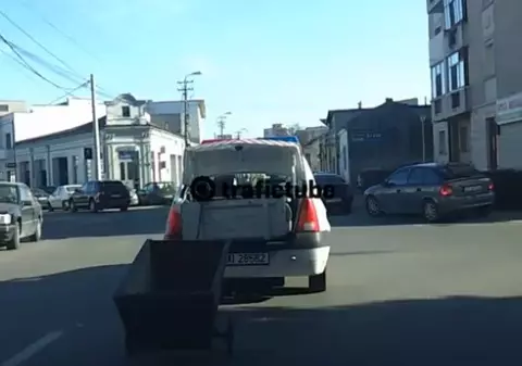 Maşina poliţiei şi-a tras "remorcă" | VIDEO