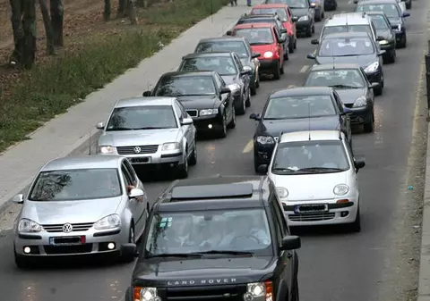 Era să distrugă mii de maşini cu zâmbetul pe buze. Benzinarul-bandit, prins şi amendat