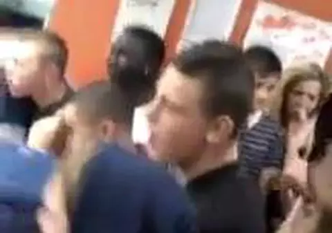 Teroare la un McDonald's din Marea Britanie! 100 de tineri au vandalizat restaurantul, i-au bătut pe angajați și au furat mâncare | VIDEO