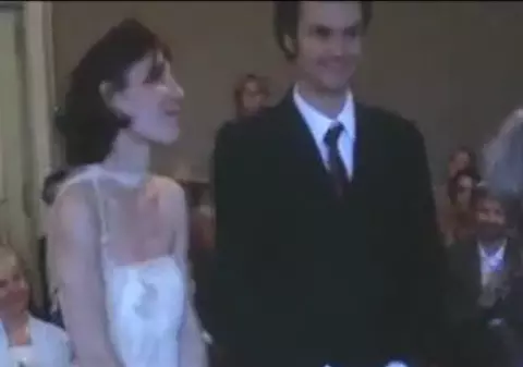 INCREDIBIL! Şi-a agresat soţia chiar în ziua nunţii, în faţa invitaţilor | VIDEO