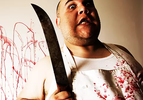 I-a tăiat gâtul tovarăşului de pahar