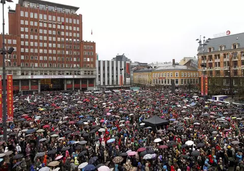 Cum luptă norvegienii cu MONSTRUL: zeci de de mii de oameni s-au adunat la Oslo să cânte melodia pe care Breivik O DETESTĂ