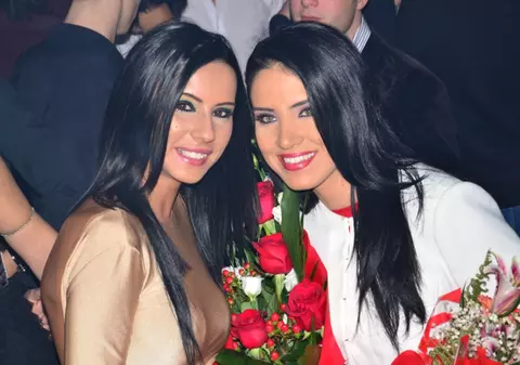 Adelina Pestriţu deschide sezonul pe litoral, în clubul prietenei ei