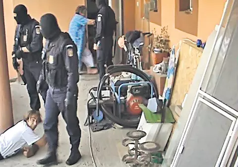 Descinderi la hoțíi care l-au jefuit pe Stolojan! Polițiștii i-au luat din așternuturi