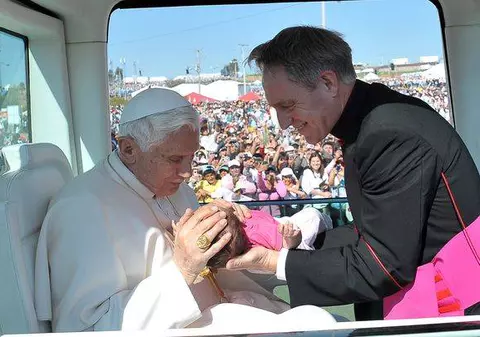 Cum crezi că-şi serbează Papa Benedict al XVI-lea ziua de naştere?