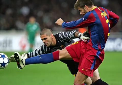 Gerard Pique, transportat la spital, după ciocnirea cu Victor Valdes