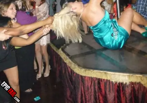 ”Dă-te jos de-acolo, matracuco!” A vrut să se afirme la bară, dar cu greu a fost lăsată! FOTO