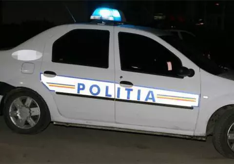 Video: Un hoţ a fost filmat în timp ce fura un laptop dintr-o maşină