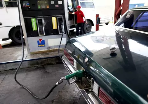 Rompetrol a majorat preţul benzinei cu 0,14 lei pe litru