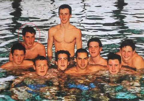 Ai idee cine este băiatul blond și cuminte ca o fată, din stânga? FOTO