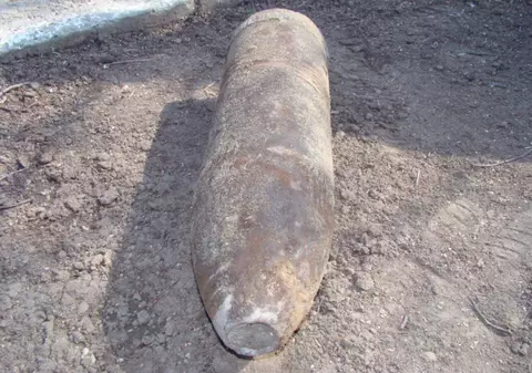 A stat cinci ani cu o bombă în curte