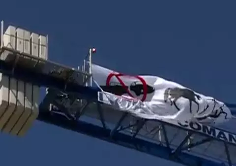 Un bărbat dezbrăcat s-a suit pe o macara din faţa Teatrului Naţional din Bucureşti