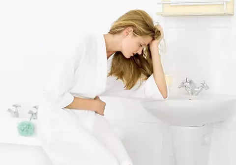 Ai sărit calul cu mâncarea și băutura de Paște? Scapă de mahmureală, de gaze intestinale și constipație cu remedii naturale!