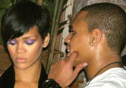 Rihanna: "Da, încă mai vorbesc cu Chris Brown"