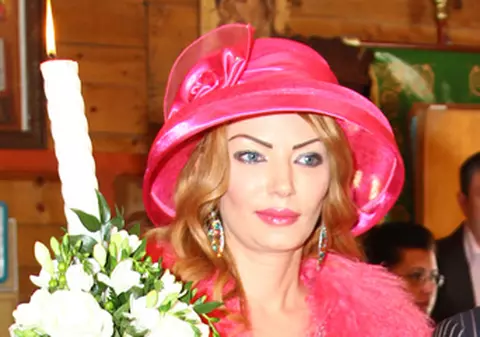 Nici nu-ţi poţi imagina ce politician român a reuşit să pună mâna pe o asemenea femeie!