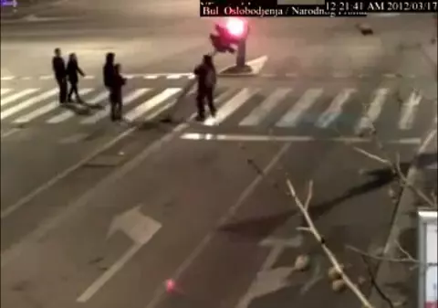 "DANS" la bară în plină stradă! Vezi cât de RĂU s-a terminat | VIDEO