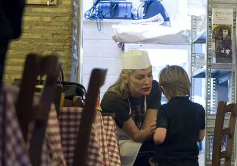 Sharon Stone, așa cum nu ai mai văzut-o niciodată! Uite cu ce mâncare nesănătoasă își îndoapă copiii!