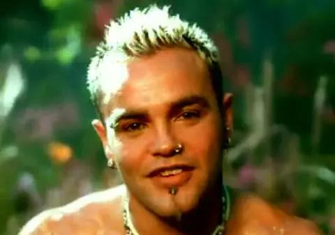 Fostul solist al trupei Crazy Town, în comă