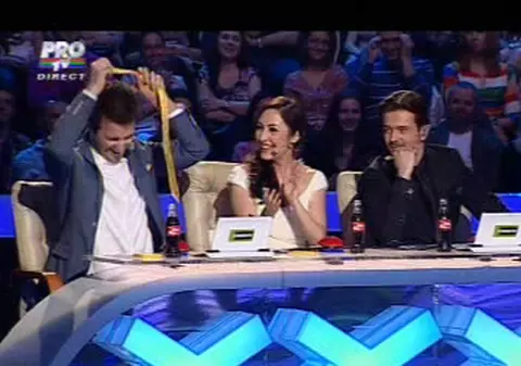 Au cântat la tomberoane şi l-au făcut pe Andi Moisescu să-şi scoată cravata de admiraţie în faţa lor la ”Românii au talent” FOTO