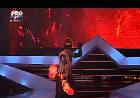 S-a jucat cu flăcările, legat la ochi, şi a demonstrat că focul poate fi îmblânzit! FOTO