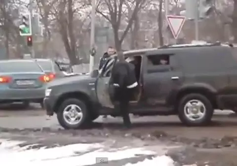 Ăştia nu-s normali! Iată cum se bat doi şoferi în trafic | VIDEO