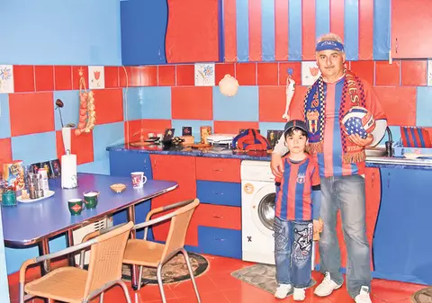 Gigi, eşti mândru de el? Un buzoian şi-a dus la extrem pasiunea pentru echipa Steaua