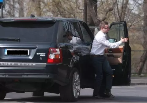 Syda – singur la restaurant, EBA – cu un tânăr în maşină