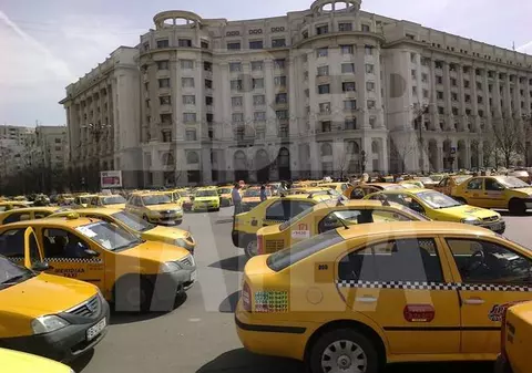 Taximetriştii continuă protestul! Refuză să plece de la Palatul Parlamentului