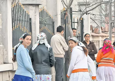 Academicienii au modificat DEX-ul: îi spui cuiva «ţigan», rişti 8.000 de lei amendă!