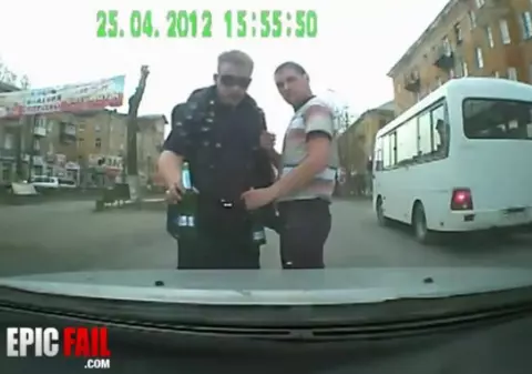 Ce face băutura din om! Uite cum se distrează aceşti bărbaţi | VIDEO