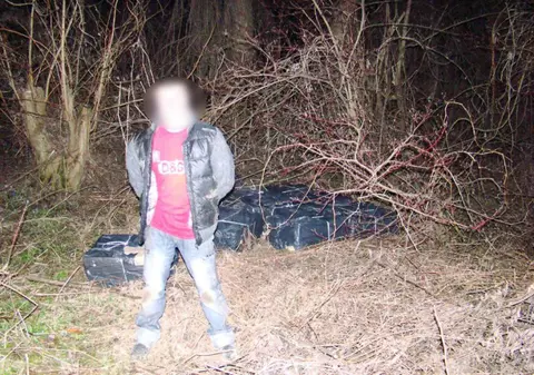 Ştiaţi că şi morţii fumează? Traficanţii le duc zilnic ”raţia” de ţigarete!